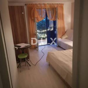 CRIKVENICA - lijepi 2S+DB s terasom na odličnoj lokaciji