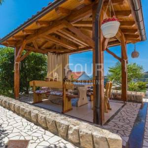 Crikvenica, luksuzna kuća s 3 stana i bazenom