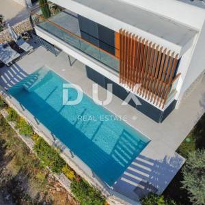 CRIKVENICA - luksuzna vila u Crikvenici s grijanim bazenom te panoramskim pogledom na more i Kvarner