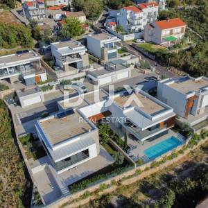 CRIKVENICA - luksuzna vila u Crikvenici s grijanim bazenom te panoramskim pogledom na more i Kvarner