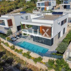 CRIKVENICA - luksuzna vila u Crikvenici s grijanim bazenom te panoramskim pogledom na more i Kvarner