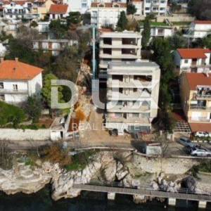 CRIKVENICA - Luksuzni stan u izgradnji 1.red do mora