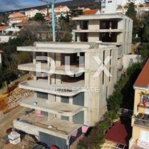 CRIKVENICA - Luksuzni stan u izgradnji 1.red do mora