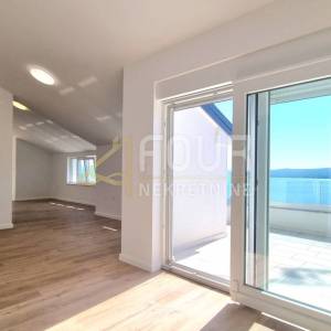 Crikvenica, novogradnja, etaža, 109.97m2, 3s+db, 200m od mora!