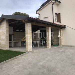 Crikvenica, novogradnja, kuća s 3 stana i bazenom