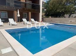 CRIKVENICA - predivna kuća 270 m2 s bazenom na odličnoj lokaciji