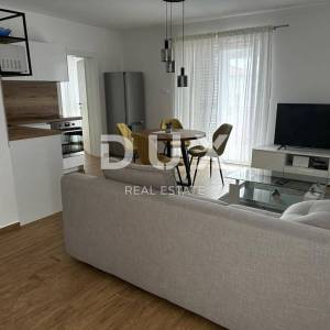 CRIKVENICA - predivna kuća 270 m2 s bazenom na odličnoj lokaciji