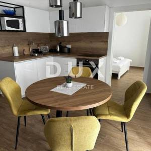 CRIKVENICA - predivna kuća 270 m2 s bazenom na odličnoj lokaciji