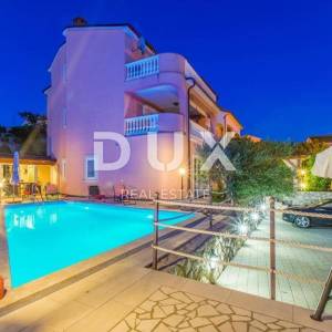 CRIKVENICA- Prekrasna villa s 3 apartmana i bazenom