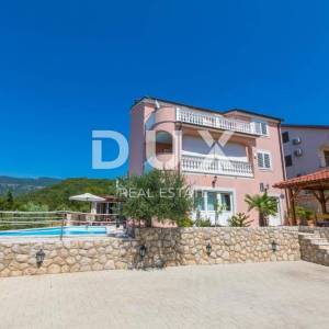 CRIKVENICA- Prekrasna villa s 3 apartmana i bazenom