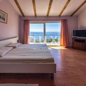 CRIKVENICA - Prostrana kuća s predivnim pogledom na more, 500 m od plaže
