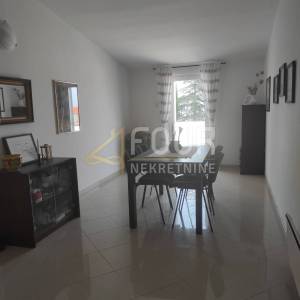 Crikvenica, prostrani stan 101.45m2, terase, pogled na more