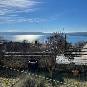 Crikvenica, samostojeća kamena kuća s pogledom na more