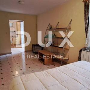 CRIKVENICA - Samostojeća kuća od 300 m2, udaljena samo 100 m od mora