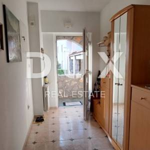 CRIKVENICA - Samostojeća kuća od 300 m2, udaljena samo 100 m od mora