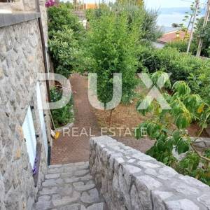 CRIKVENICA - Samostojeća kuća od 300 m2, udaljena samo 100 m od mora