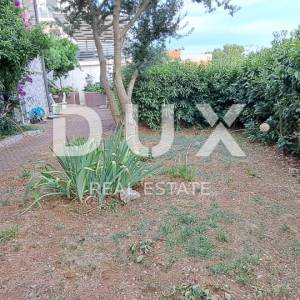 CRIKVENICA - Samostojeća kuća od 300 m2, udaljena samo 100 m od mora