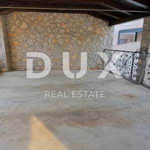 CRIKVENICA - Samostojeća kuća od 300 m2, udaljena samo 100 m od mora