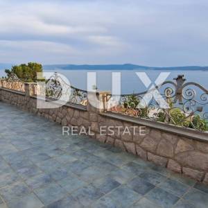 CRIKVENICA - Samostojeća kuća od 300 m2, udaljena samo 100 m od mora