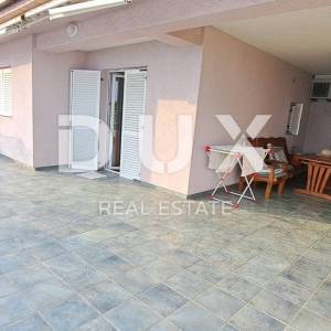 CRIKVENICA - Samostojeća kuća od 300 m2, udaljena samo 100 m od mora
