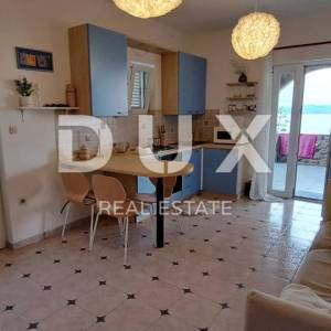 CRIKVENICA - Samostojeća kuća od 300 m2, udaljena samo 100 m od mora