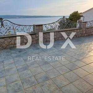 CRIKVENICA - Samostojeća kuća od 300 m2, udaljena samo 100 m od mora