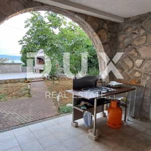 CRIKVENICA - Samostojeća kuća od 300 m2, udaljena samo 100 m od mora