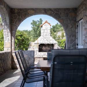 Crikvenica, samostojeća kuća - 4 stana, 50m od mora