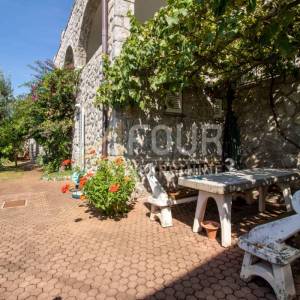 Crikvenica, samostojeća kuća - 4 stana, 50m od mora