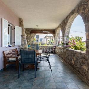 Crikvenica, samostojeća kuća - 4 stana, 50m od mora