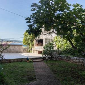 Crikvenica, samostojeća kuća - 4 stana, 50m od mora