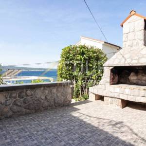Crikvenica, samostojeća kuća - 4 stana, 50m od mora