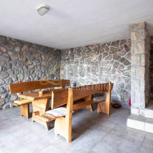 Crikvenica, samostojeća kuća - 4 stana, 50m od mora