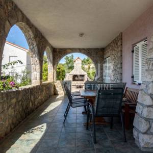 Crikvenica, samostojeća kuća - 4 stana, 50m od mora