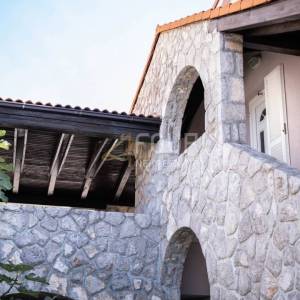 Crikvenica, samostojeća kuća - 4 stana, 50m od mora