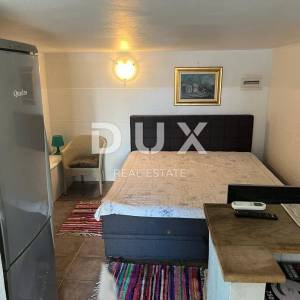 CRIKVENICA, SELCE - prizemlje kuće s tri apartmana, 150 m od mora