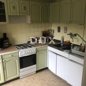 CRIKVENICA, SELCE - prizemlje kuće s tri apartmana, 150 m od mora