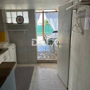 CRIKVENICA, SELCE - prizemlje kuće s tri apartmana, 150 m od mora