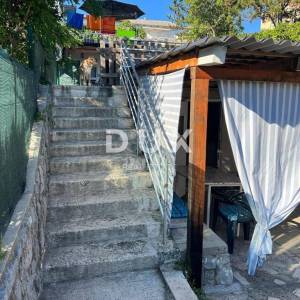 CRIKVENICA, SELCE - prizemlje kuće s tri apartmana, 150 m od mora