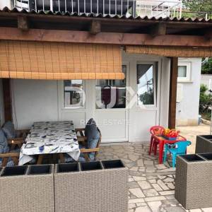 CRIKVENICA, SELCE - prizemlje kuće s tri apartmana, 150 m od mora