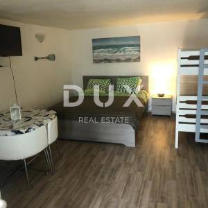 CRIKVENICA, SELCE - prizemlje kuće s tri apartmana, 150 m od mora