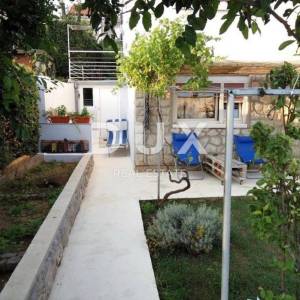 CRIKVENICA, SELCE - prizemlje kuće s tri apartmana, 150 m od mora