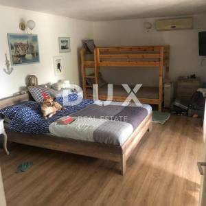 CRIKVENICA, SELCE - prizemlje kuće s tri apartmana, 150 m od mora