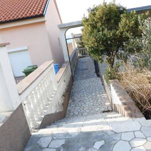 CRIKVENICA - stan 1. kat 200 m2 s panoramskim pogledom na more + okoliš 250 m2