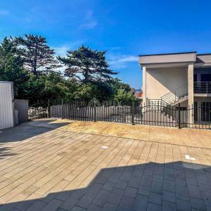 CRIKVENICA - stan 2S+DB, u prizemlju novogradnje, blizina mora, 2688 EUR m2, TOP PRILIKA!