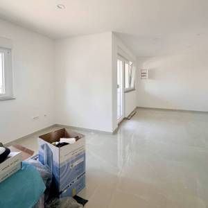 CRIKVENICA - stan 2S+DB, u prizemlju novogradnje, blizina mora, 2688 EUR m2, TOP PRILIKA!
