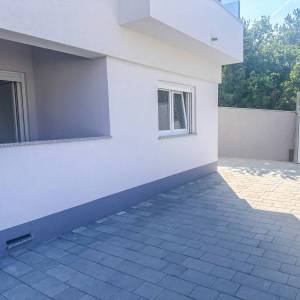 CRIKVENICA - stan 2S+DB, u prizemlju novogradnje, blizina mora, 2688 EUR m2, TOP PRILIKA!