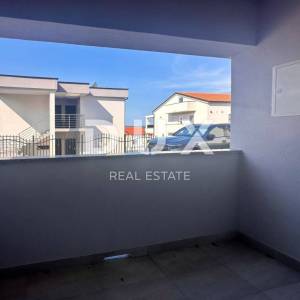 CRIKVENICA - stan 2S+DB, u prizemlju novogradnje, blizina mora, 2688 EUR m2, TOP PRILIKA!