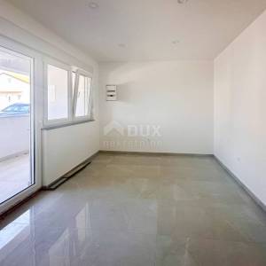 CRIKVENICA - stan 2S+DB, u prizemlju novogradnje, blizina mora, 2688 EUR m2, TOP PRILIKA!