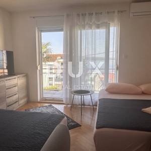 CRIKVENICA - Stan podijeljen u dva apartmana s prekrasnim pogledom na more. GARAŽA!